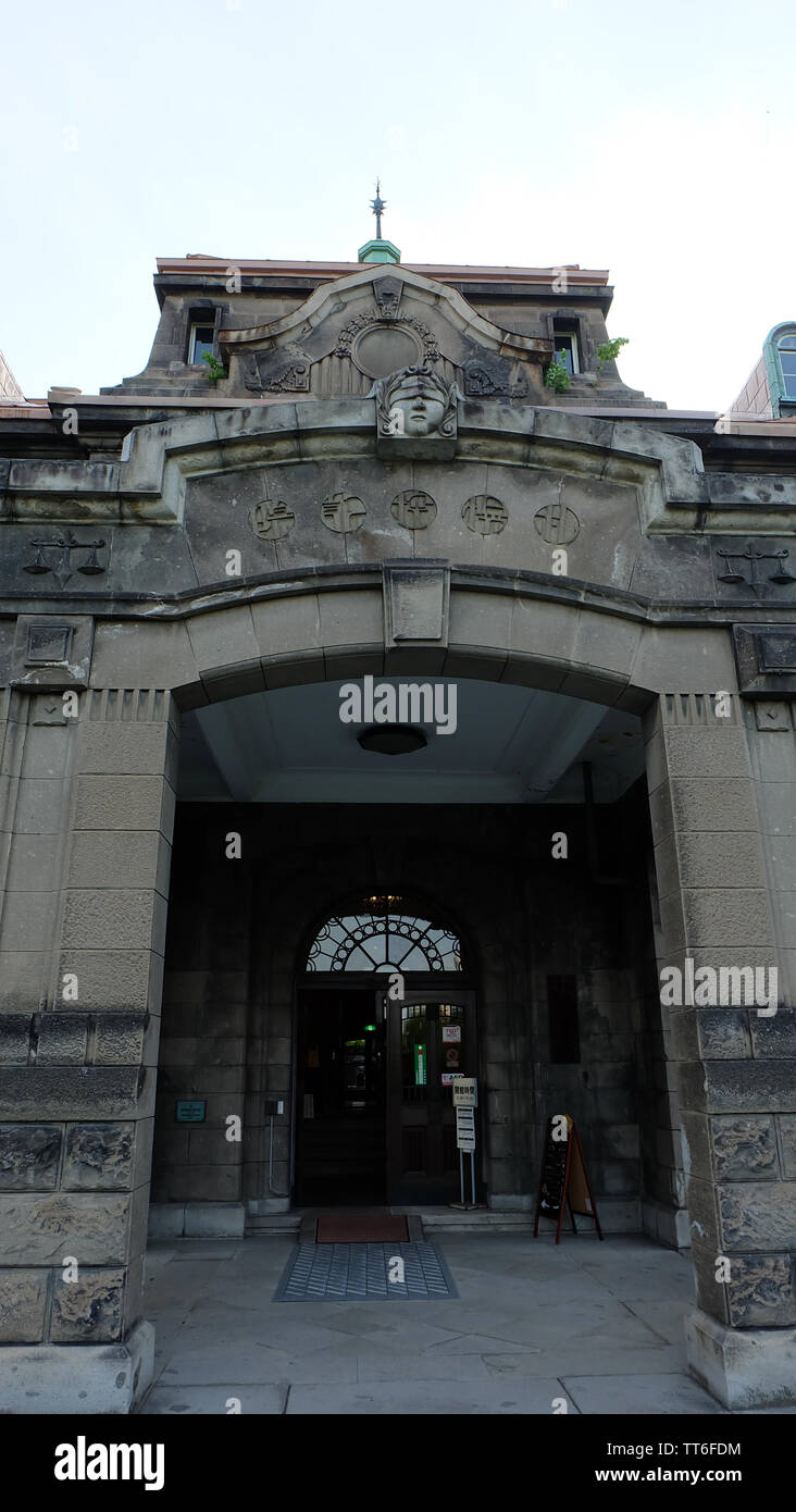 SAPPORO, Japan - 18. Mai 2019: Eingang von Sapporo City Museum, auch als ehemaliger Sapporo Sapporo Shiryokan, Berufungsgericht bekannt. Übersetzung: das Wort Stockfoto