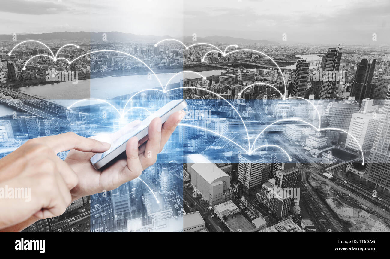 Intelligente Technologie, Internet 5G und Netzwerkverbindung. Hand mit smart phone mit Netzwerktechnologie Grafik Stockfoto