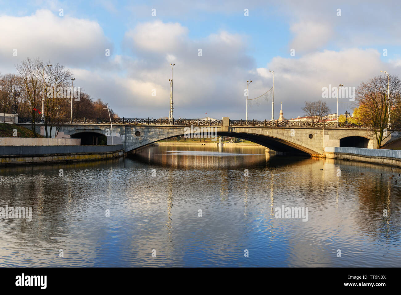 Brücke über den Fluss Swislotsch in Gorki Park im Herbst. Minsk. Weißrussland Stockfoto