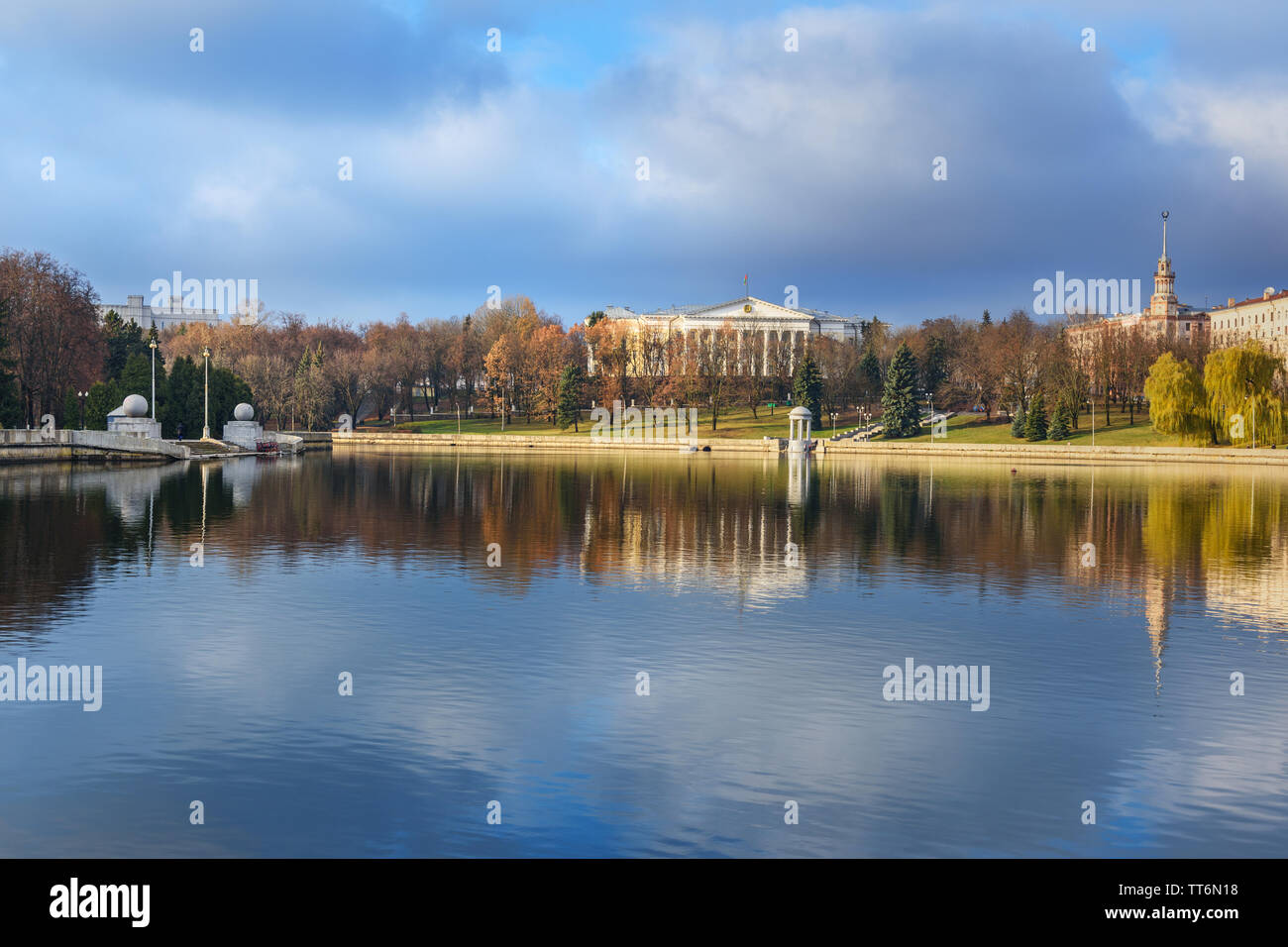 Blick auf Embakent des Swislotsch Fluss in Yanka Kupala Park im Herbst. Minsk. Weißrussland Stockfoto