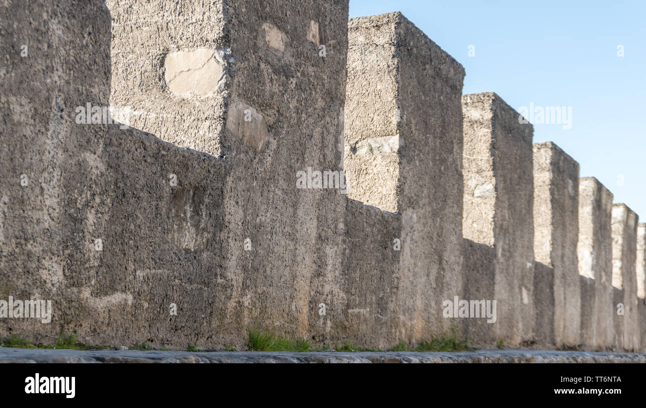 Gruyeres, VD/Schweiz - vom 31. Mai 2019: Die historischen Mauern der Burg in Broc im Schweizer Kanton Waadt Stockfoto