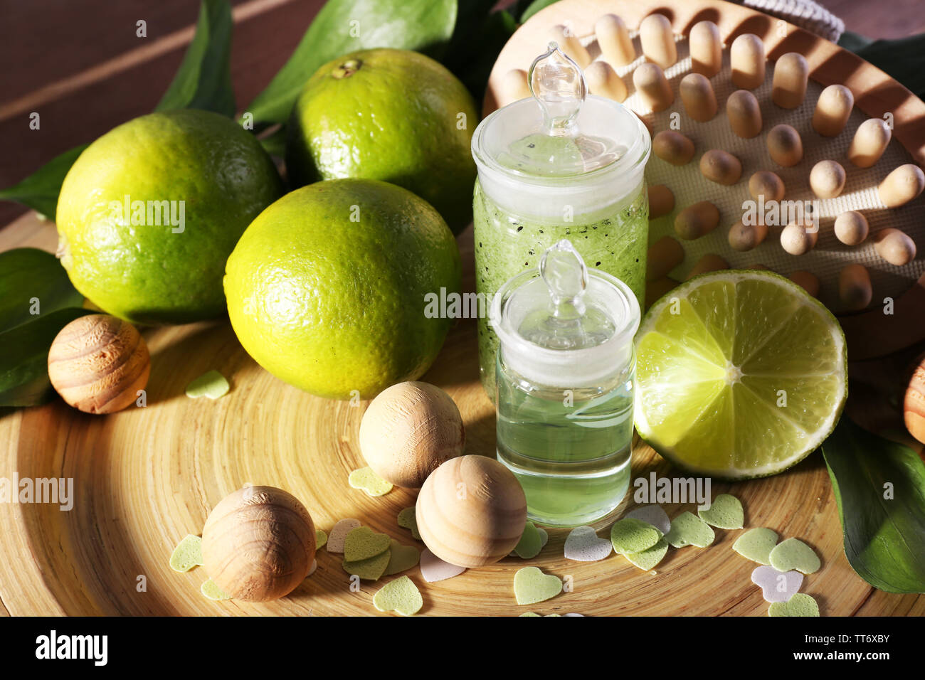 Spa Komposition mit Kalk auf Holzplatte und Holztisch Hintergrund Stockfoto