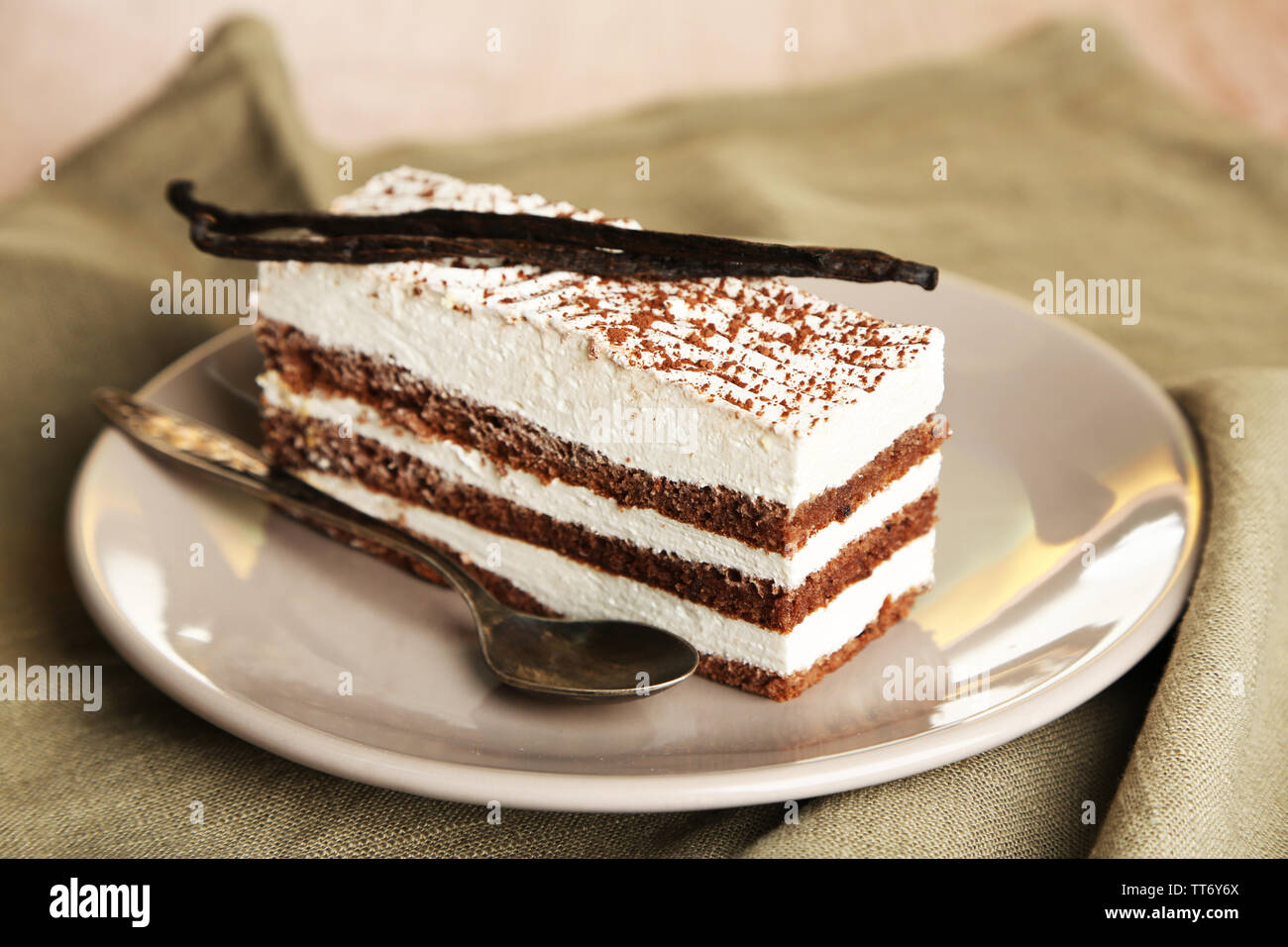 Lecker tiramisu Torte auf dem Teller, in der Nähe Stockfoto