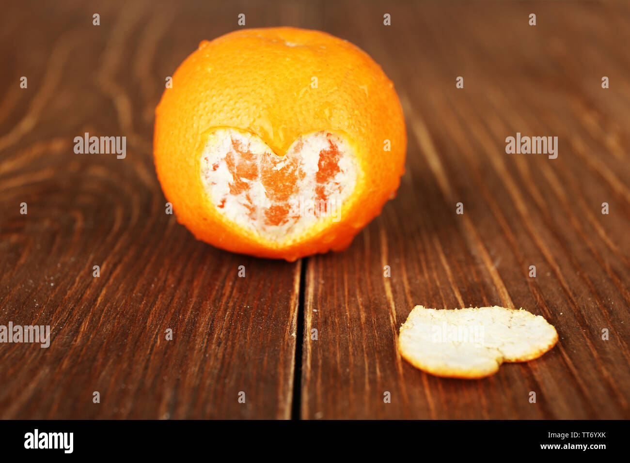 Saftige reife Tangerine auf hölzernen Tisch Stockfoto
