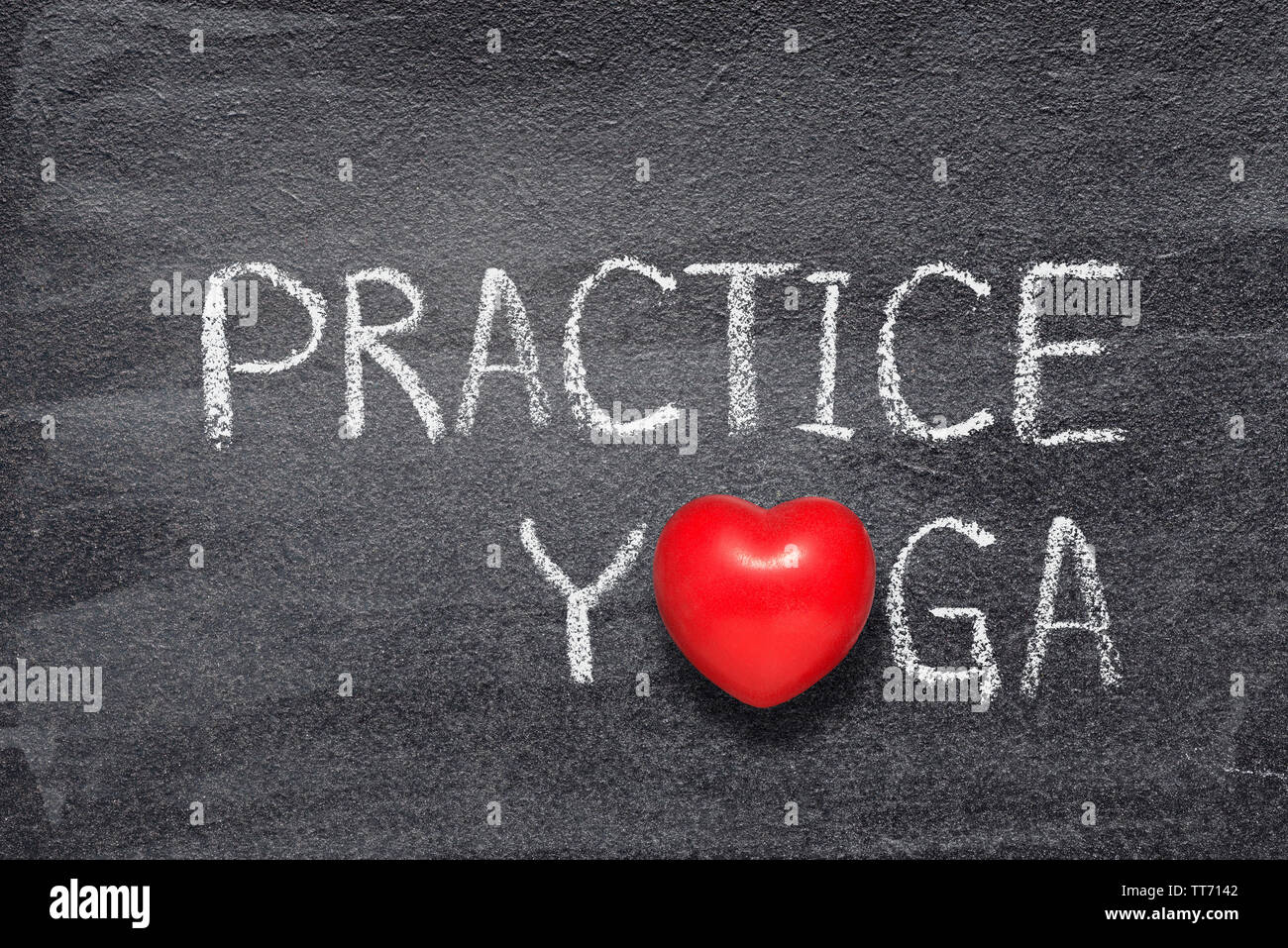 Yoga Phrase handgeschrieben auf Schiefertafel mit roten Herzen Symbol anstelle von O Stockfoto