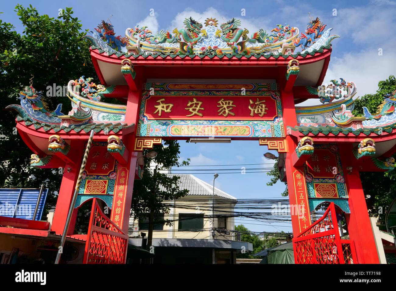 Das Eingangstor nach Lao Wortspiel Tao Kong Schrein, einen taoistischen Tempel in Song Wat Rd., Chinatown, Bangkok, Thailand Stockfoto