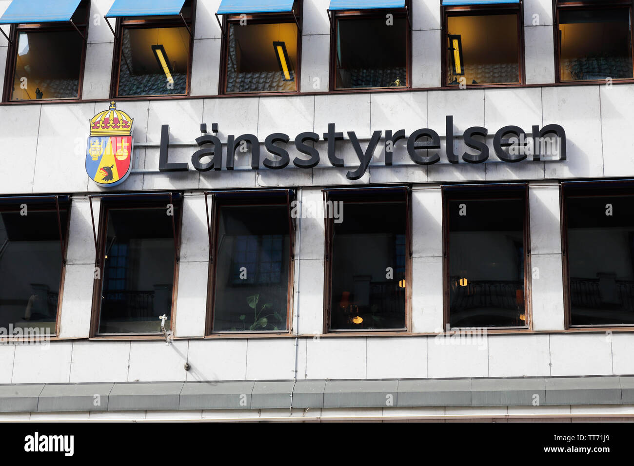 Stockholm, Schweden - 10. Juni 2019: Das Stockholm county Verwaltungsrat Schild mit seinem Wappen an der Kungsgatan Straße office Bu entfernt Stockfoto