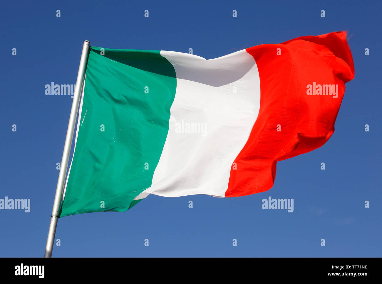 Italienische flagge winken -Fotos und -Bildmaterial in hoher Auflösung –  Alamy