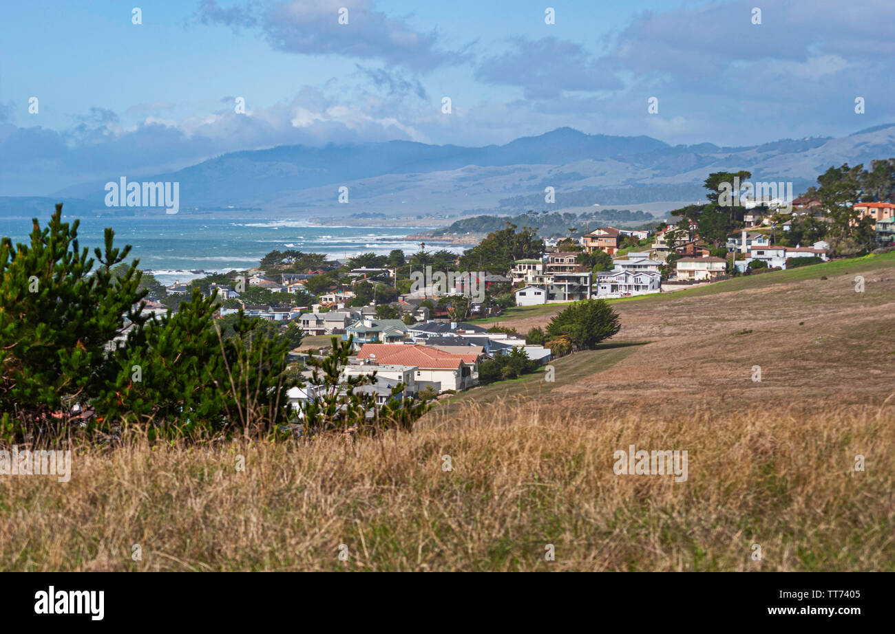 Die malerische Stadt von Cambria auf der zentralen Küste von Kalifornien, der gebürtige Monterey Pinien und den Pazifischen Ozean Stockfoto