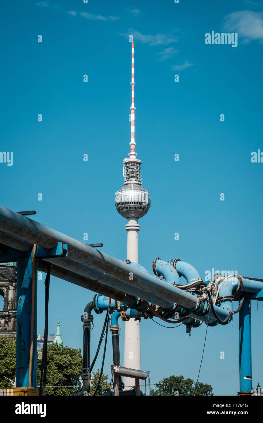 TV Tower / Fernsehturm Hinter blauen Wasserleitungen in Berlin - Baustelle - Stockfoto