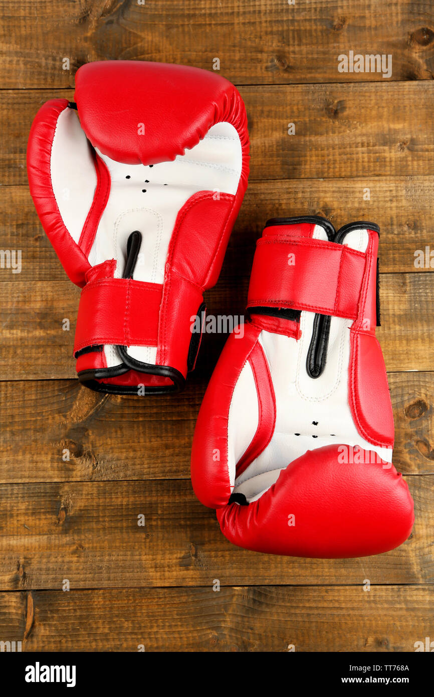 Paar Boxhandschuhe auf Holzbohlen Hintergrund Stockfoto