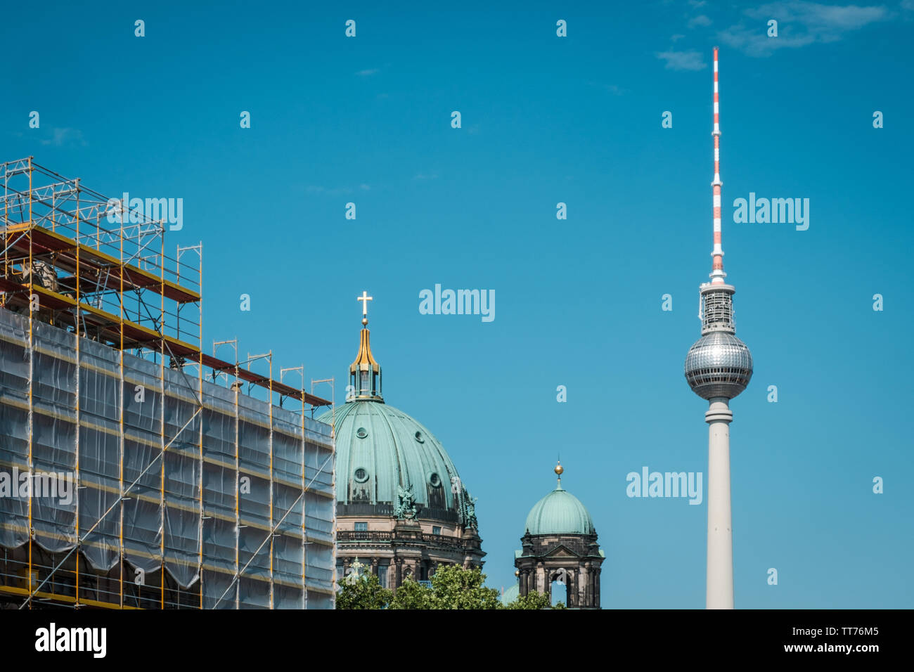 Fernsehturm, Berliner Dom und Gerüste auf blauen Himmel in Berlin Stockfoto