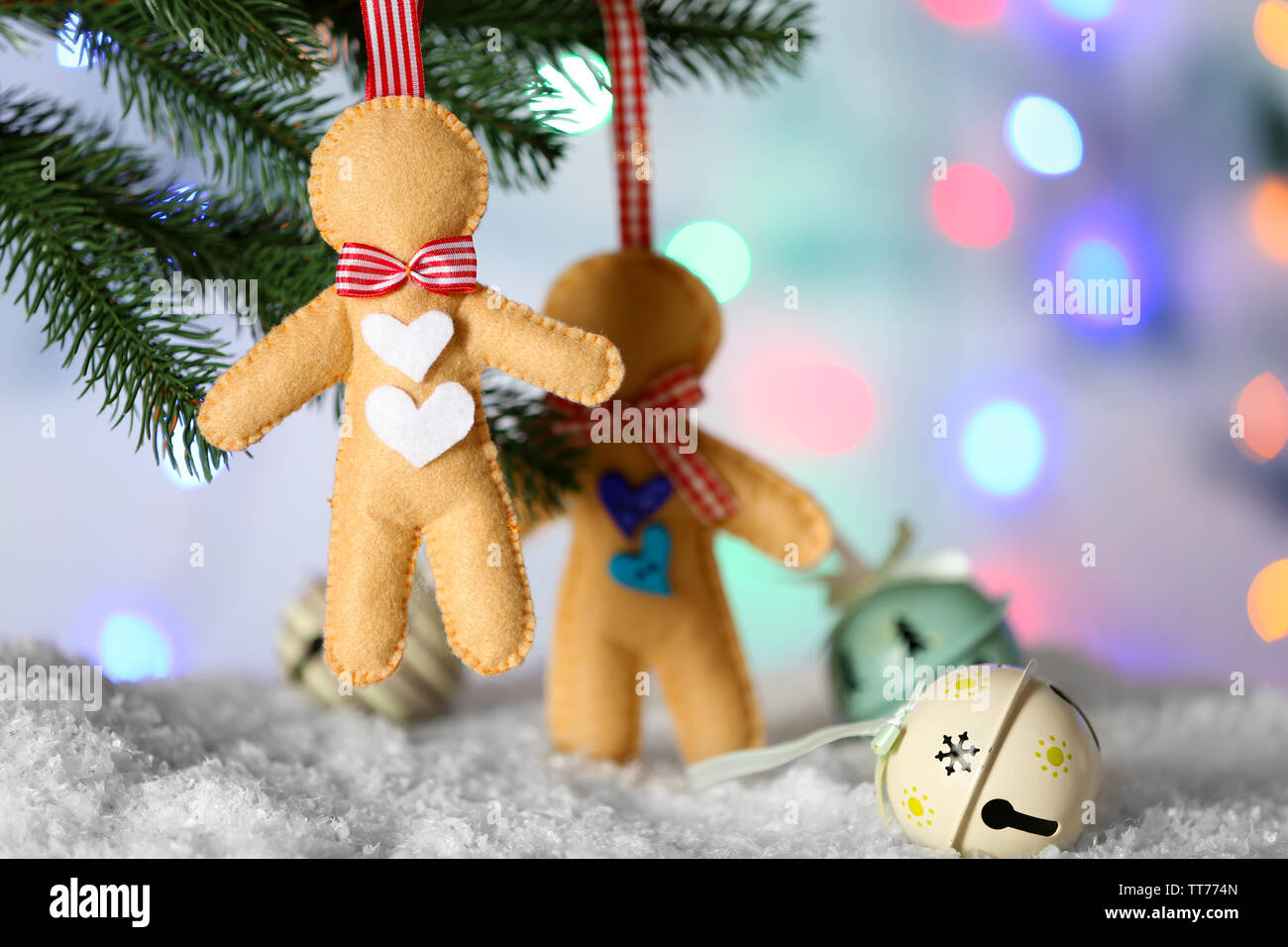 Weihnachten handgefertigte Dekorationen am Weihnachtsbaum auf unscharfen Hintergrund Stockfoto