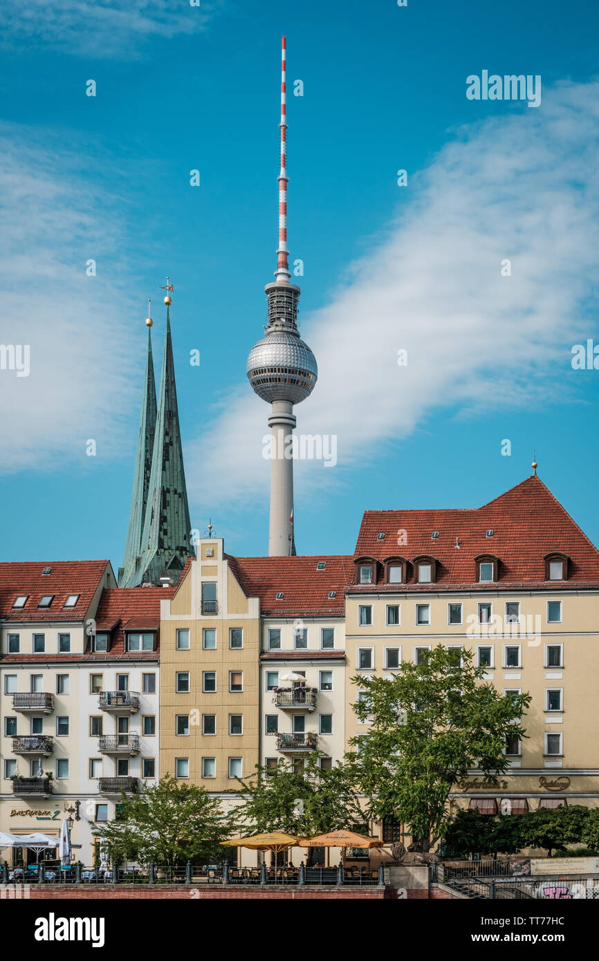 Berlin, Deutschland - Juni, 2019: Der Fernsehturm (Fernsehturm), hinter der das Nikolaiviertel in Berlin Deutschland Stockfoto