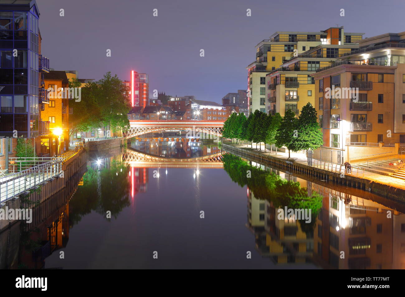 Suchen entlang des Flusses Aire in Leeds auf Crown Point Bridge Stockfoto