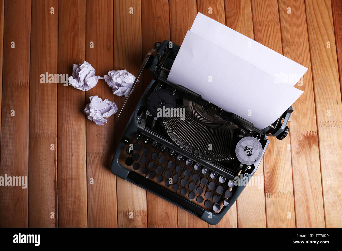 Antike Schreibmaschine. Vintage Schreibmaschine Maschine auf hölzernen Tisch Stockfoto