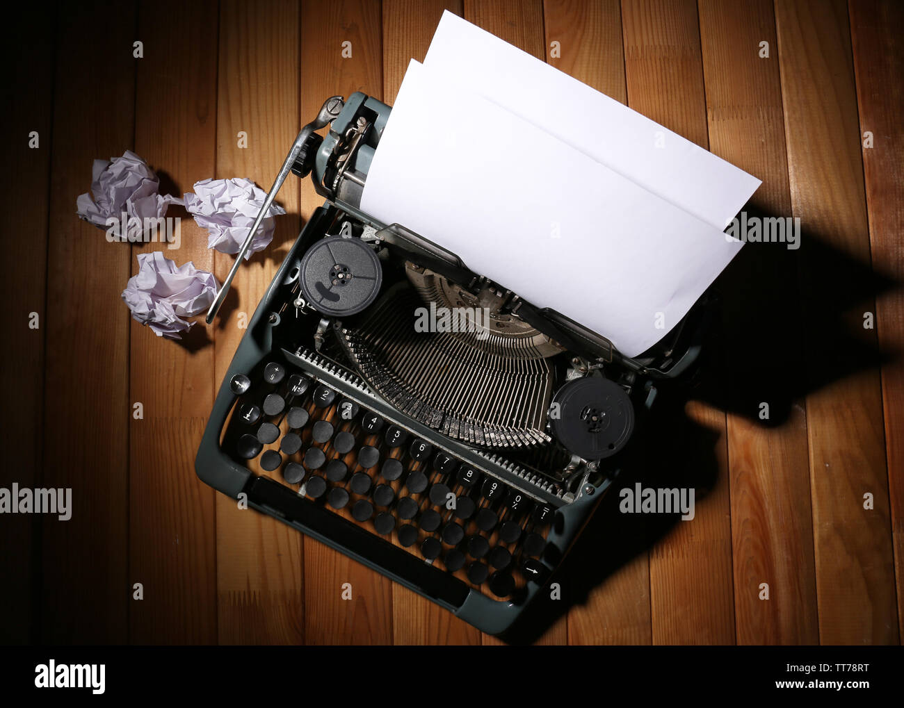 Antike Schreibmaschine. Vintage Schreibmaschine Maschine auf hölzernen Tisch Stockfoto