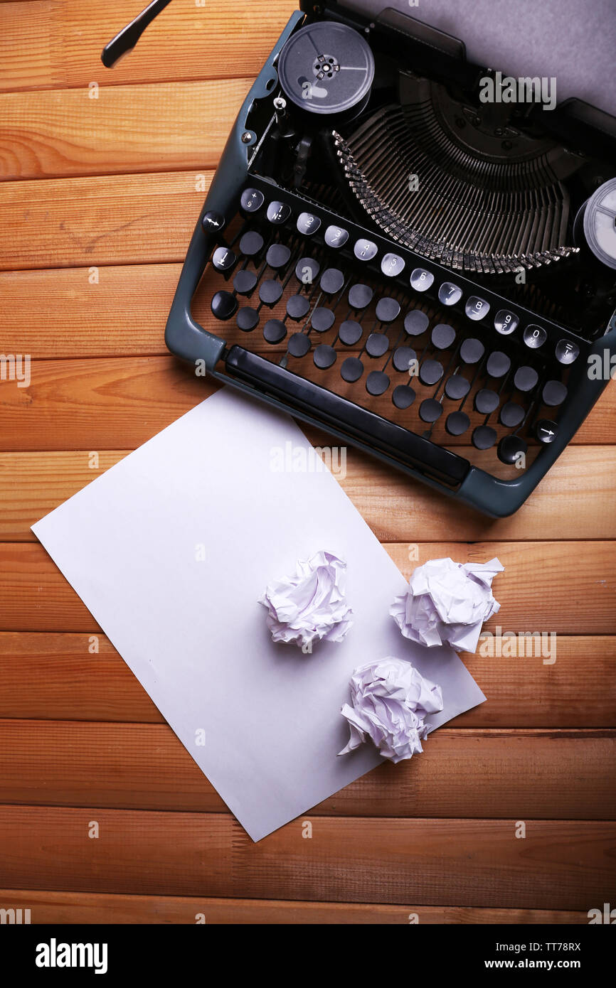 Antike Schreibmaschine. Vintage Schreibmaschine Maschine auf hölzernen Tisch Stockfoto