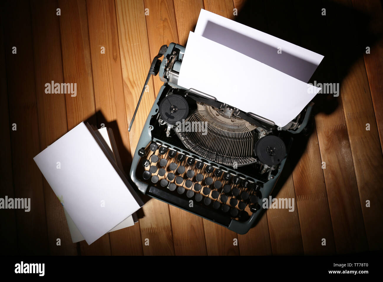 Antike Schreibmaschine. Vintage Schreibmaschine Maschine auf hölzernen Tisch Stockfoto