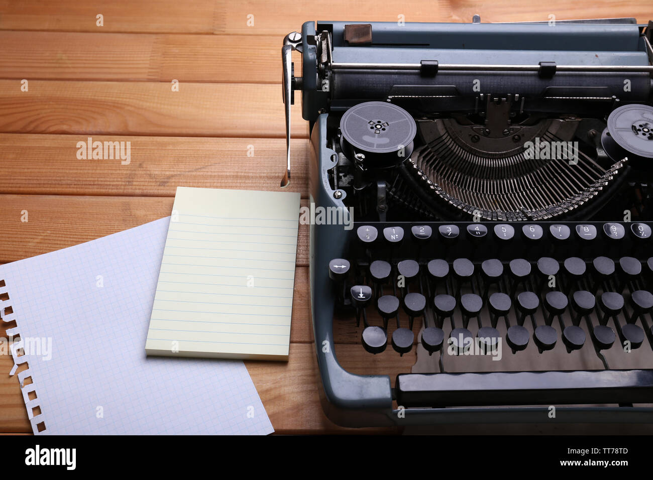 Antike Schreibmaschine. Vintage Schreibmaschine Maschine auf hölzernen Tisch Stockfoto