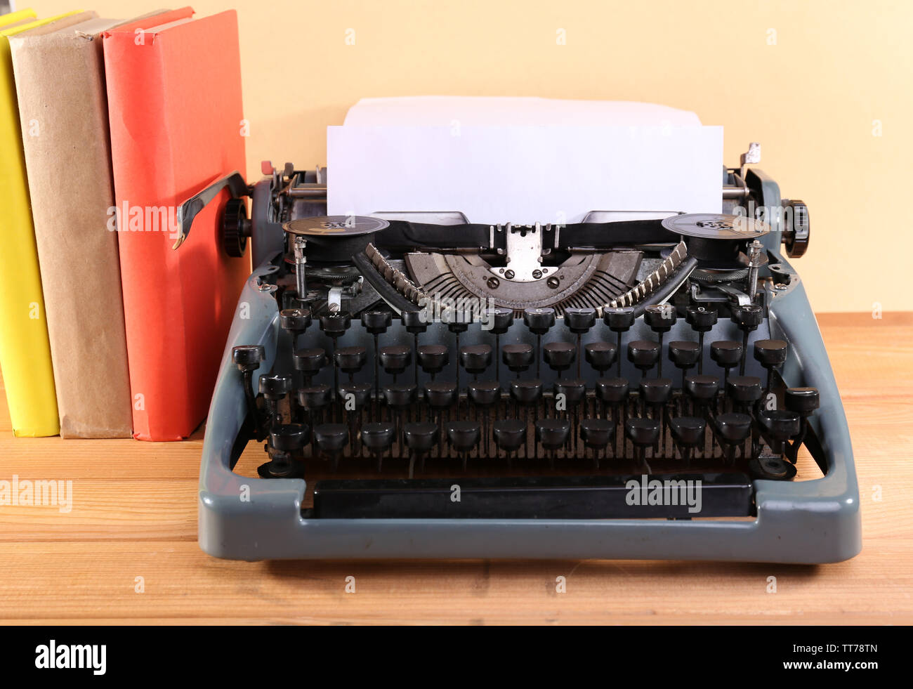 Antike Schreibmaschine. Vintage Schreibmaschine Maschine auf Tisch Stockfoto