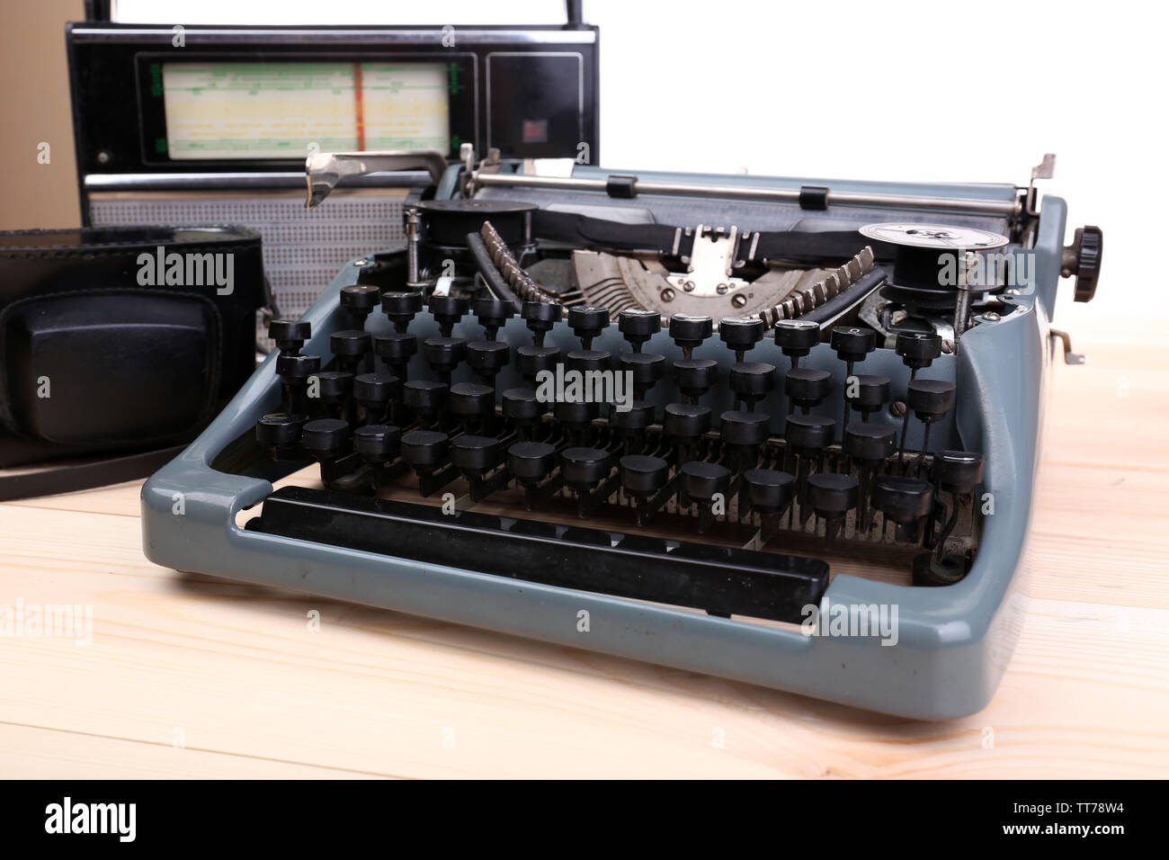 Antike Schreibmaschine. Vintage Schreibmaschine Maschine auf Tisch Stockfoto