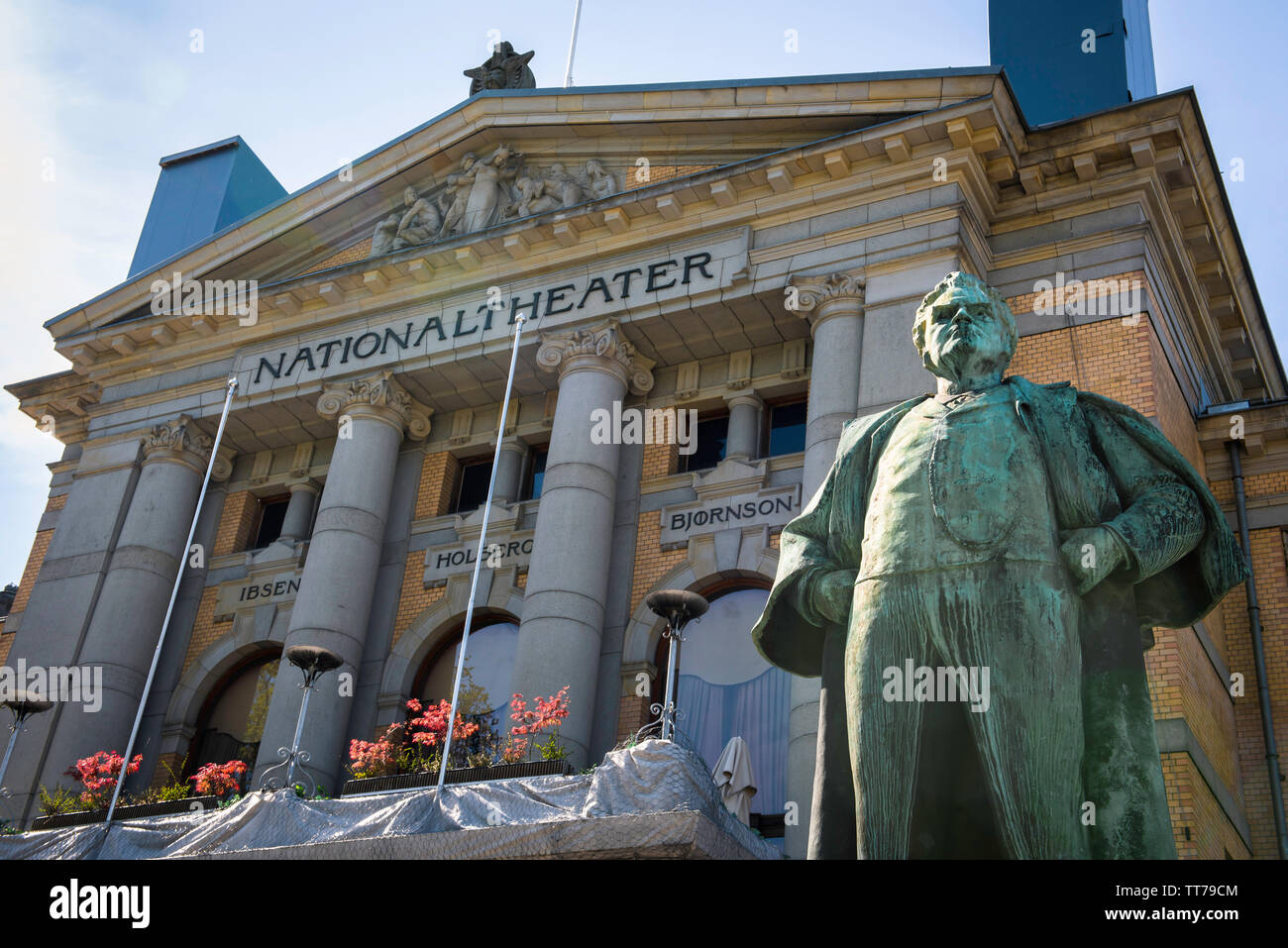 Oslo Theater, Ansicht des Nationaltheatergebäudes im Zentrum von Oslo mit der Statue des norwegischen Dramatikers Bjørnstjerne Bjørnson im Vordergrund. Stockfoto