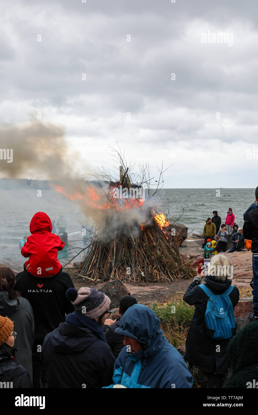 Traditionelle Hochsommer Lagerfeuer am Meer in Lauttasaari Bezirk, Helsinki Stockfoto
