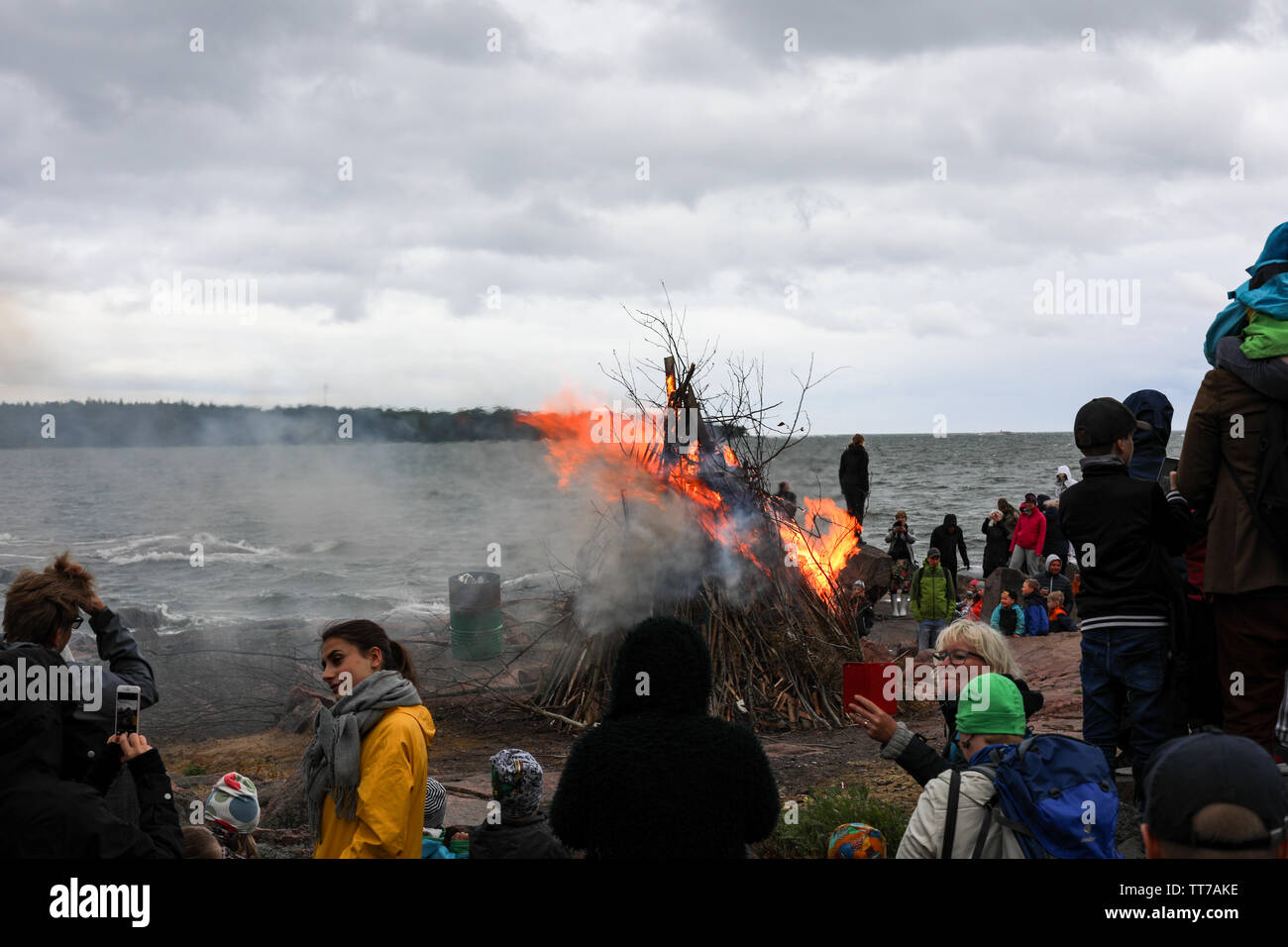 Traditionelles Hochsommerfeuer am Meer im finnischen Lauttasaari-Viertel von Helsinki Stockfoto