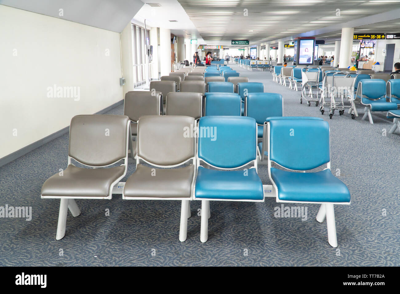 Reihen von leeren Stuhl in Don Mueang International Airport Bangkok, Lehrstuhl für Beifahrer im Flughafen Stockfoto