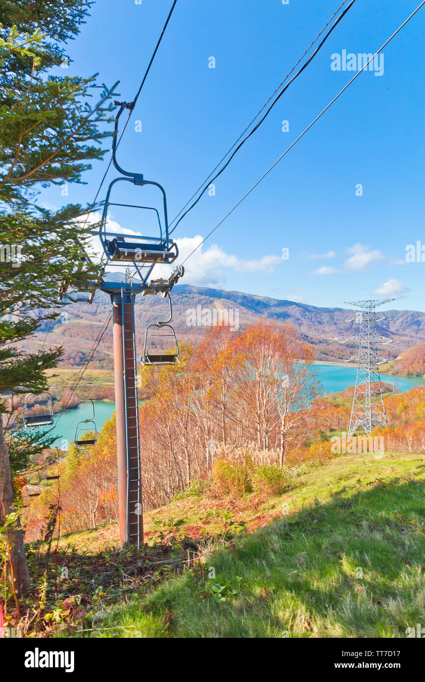 Sessellift oder mit der Seilbahn auf den Mt. Naeba. Stockfoto