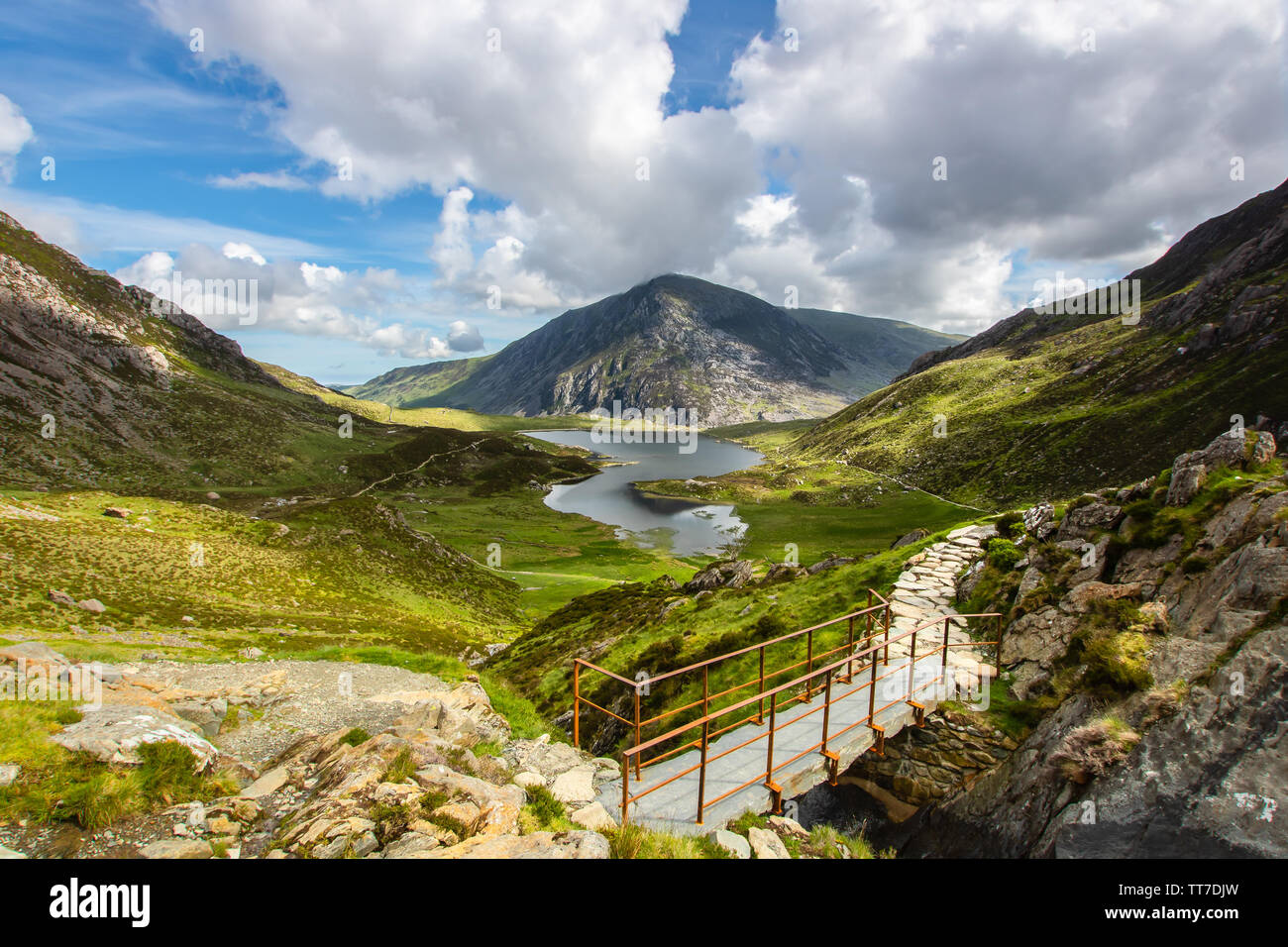 Cwm Idwal in Richtung der Ogwen Valley und Pen-OLE-Wen in Snowdonia, Wales, UK. Stockfoto