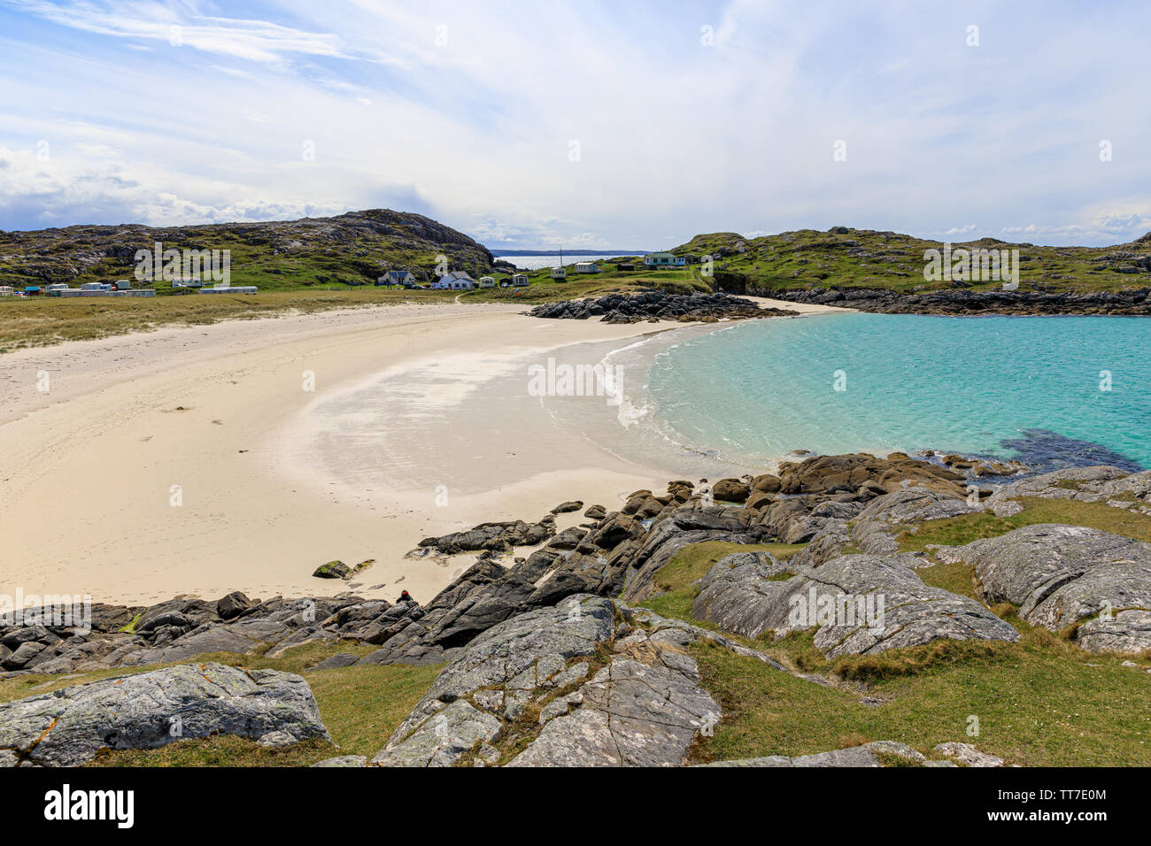 Die Aussicht über Achmelvich Beach von der Landspitze am Strand, Lochinver, Schottland, Großbritannien Stockfoto