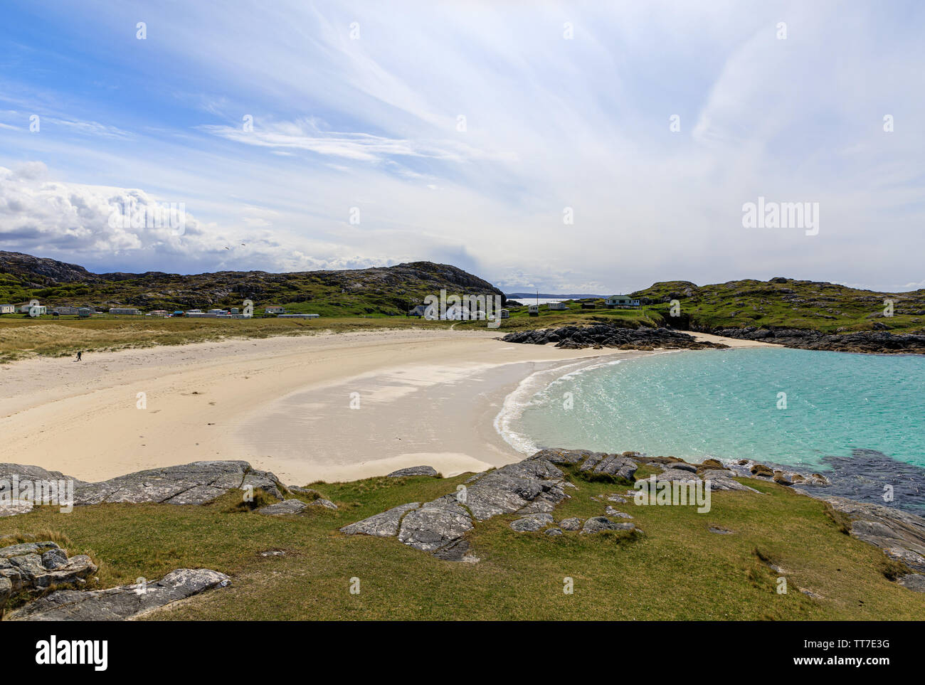 Die Aussicht über Achmelvich Beach von der Landspitze am Strand, Lochinver, Schottland, Großbritannien Stockfoto