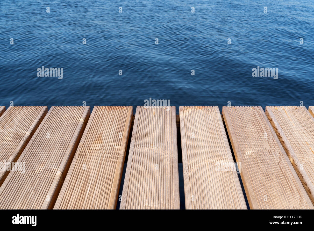 Holz- Dock oder Pier in einem See aus dem POV vom Ufer Stockfoto