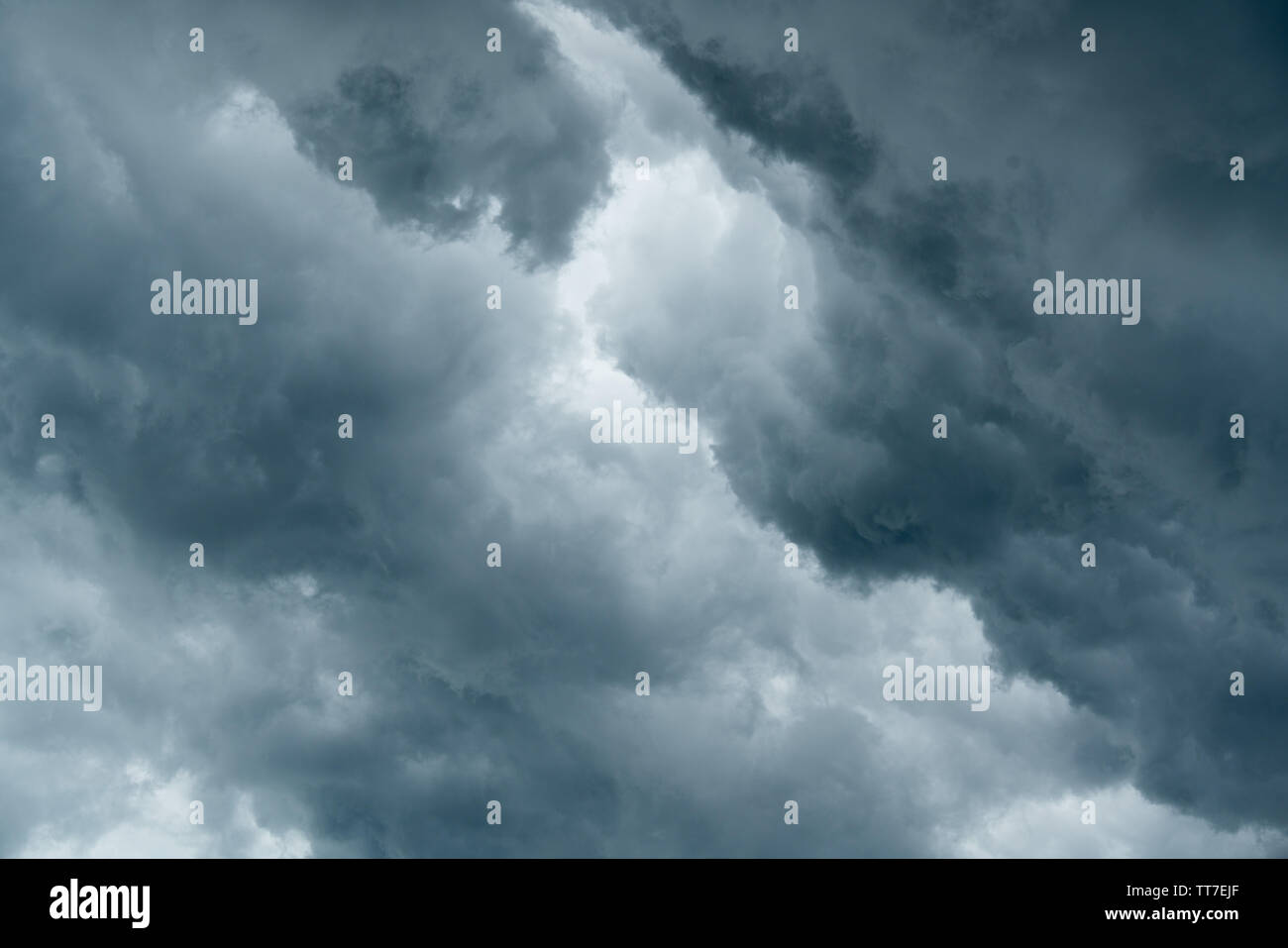 Gewitterwolke Hintergrund während regnen. Dunkle Wolken. Riesige schwarze Wolken am dunklen Himmel vor dem Gewitter. Stockfoto