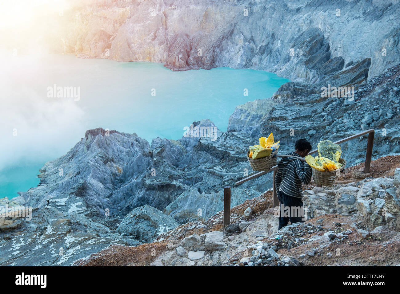 Arbeitnehmer tragen Schwefel Bergbau von unten nach oben. Stockfoto