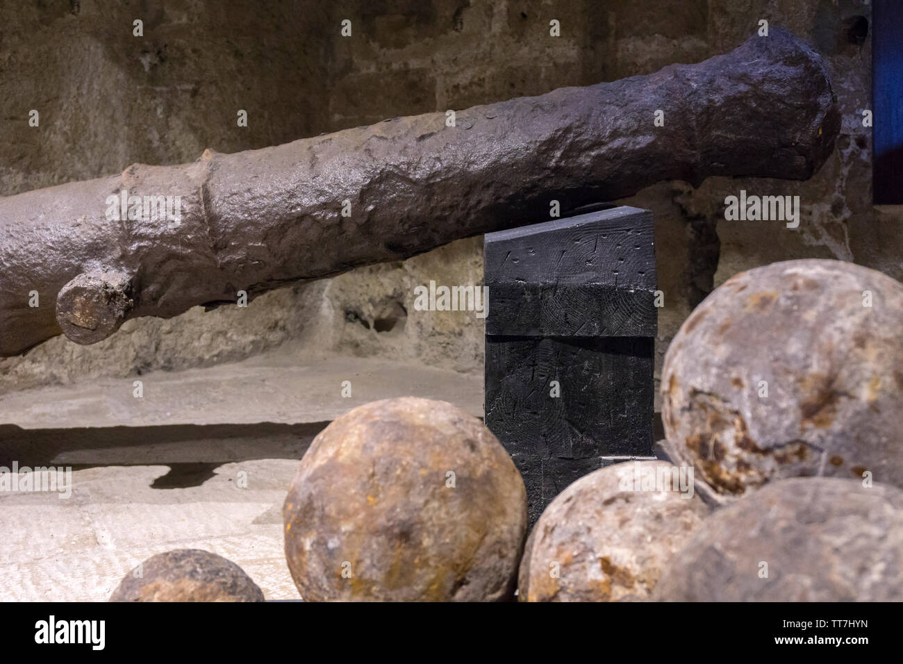Heraklion, Kreta/Griechenland. Festung Koules (Castello a mare). Alten rostigen Venezianischen Kanone, Kanonenkugeln in der Festung Koules Stockfoto