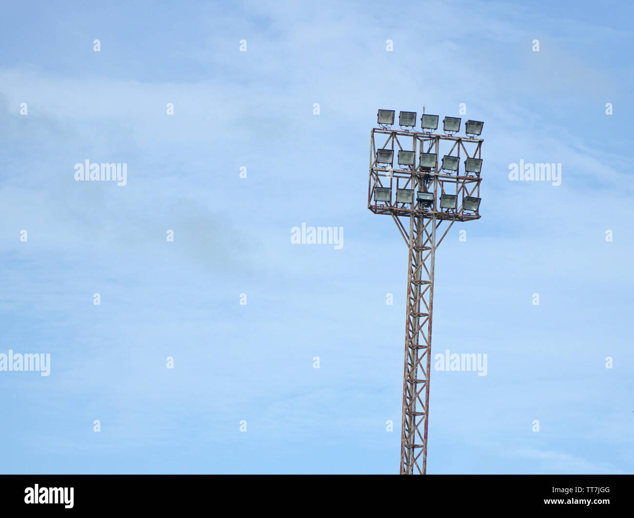 Große Lichtmast mit Strahlern mit blauem Himmel Hintergrund Stockfoto