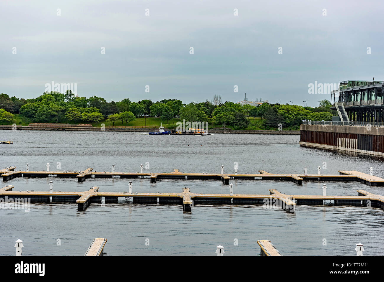 Tugboat auf St. Lawrence River von Old Montreal Stockfoto