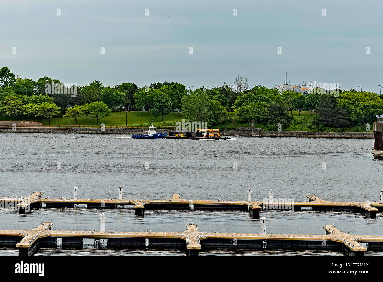 Tugboat auf St. Lawrence River von Old Montreal Stockfoto