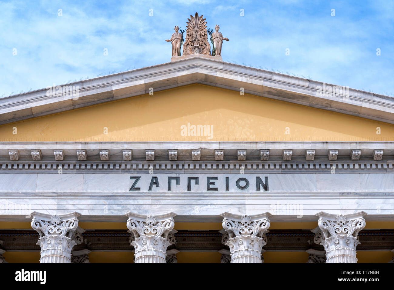 Die Stadt Athen, Attika/Griechenland - 20. Mai 2019: Nahaufnahme der Giebel der Fassade neo das Zappeion Halle - klassische Gebäude in der Nationalen Garten Stockfoto