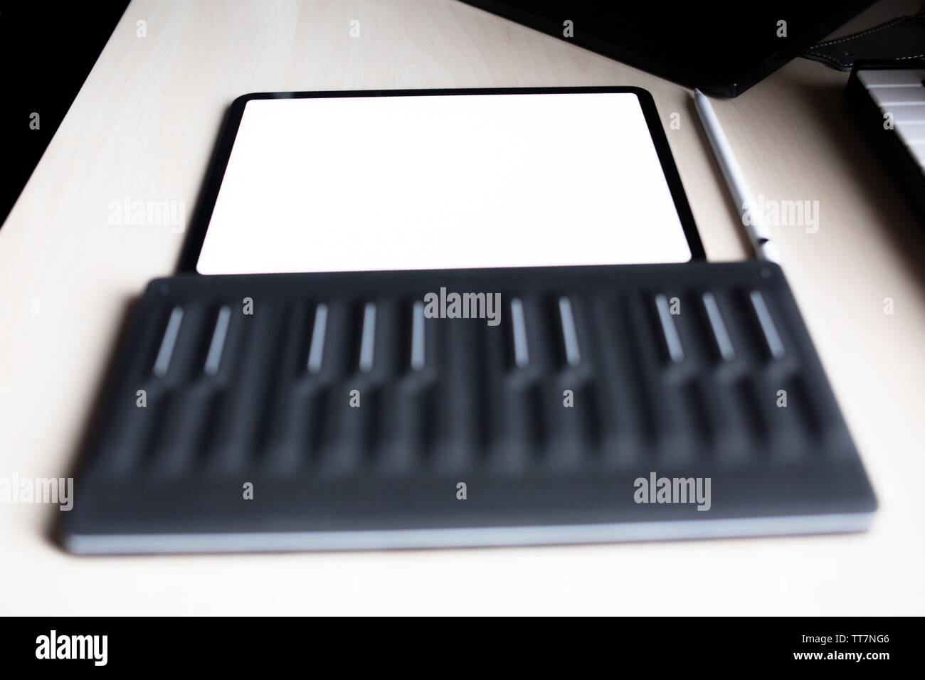 Pro Tablette für Künstler mit Bleistift flach Draufsicht mit MIDI-Keyboard und Synthesizer Stockfoto