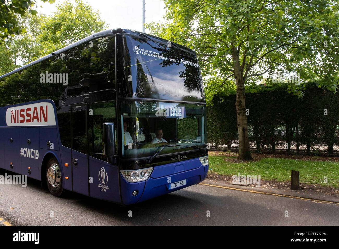 Cardiff, Wales, UK, 15. Juni 2019. Südafrika team Bus kommt für den Regen - verzögerter Cricket World Cup Match zwischen Südafrika und Afghanistan an der Cardiff Wales Stadion. Die eröffnung Wochen des Cricket World Cup wurden von weit verbreitet Regen in England und Wales betroffen. Credit: Mark Hawkins/Alamy leben Nachrichten Stockfoto