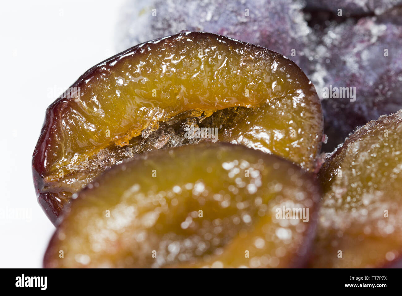 Makro Nahaufnahme von Scheibe saftig Lecker reife Pflaume. frische und gefrorene Beeren Konzept Stockfoto
