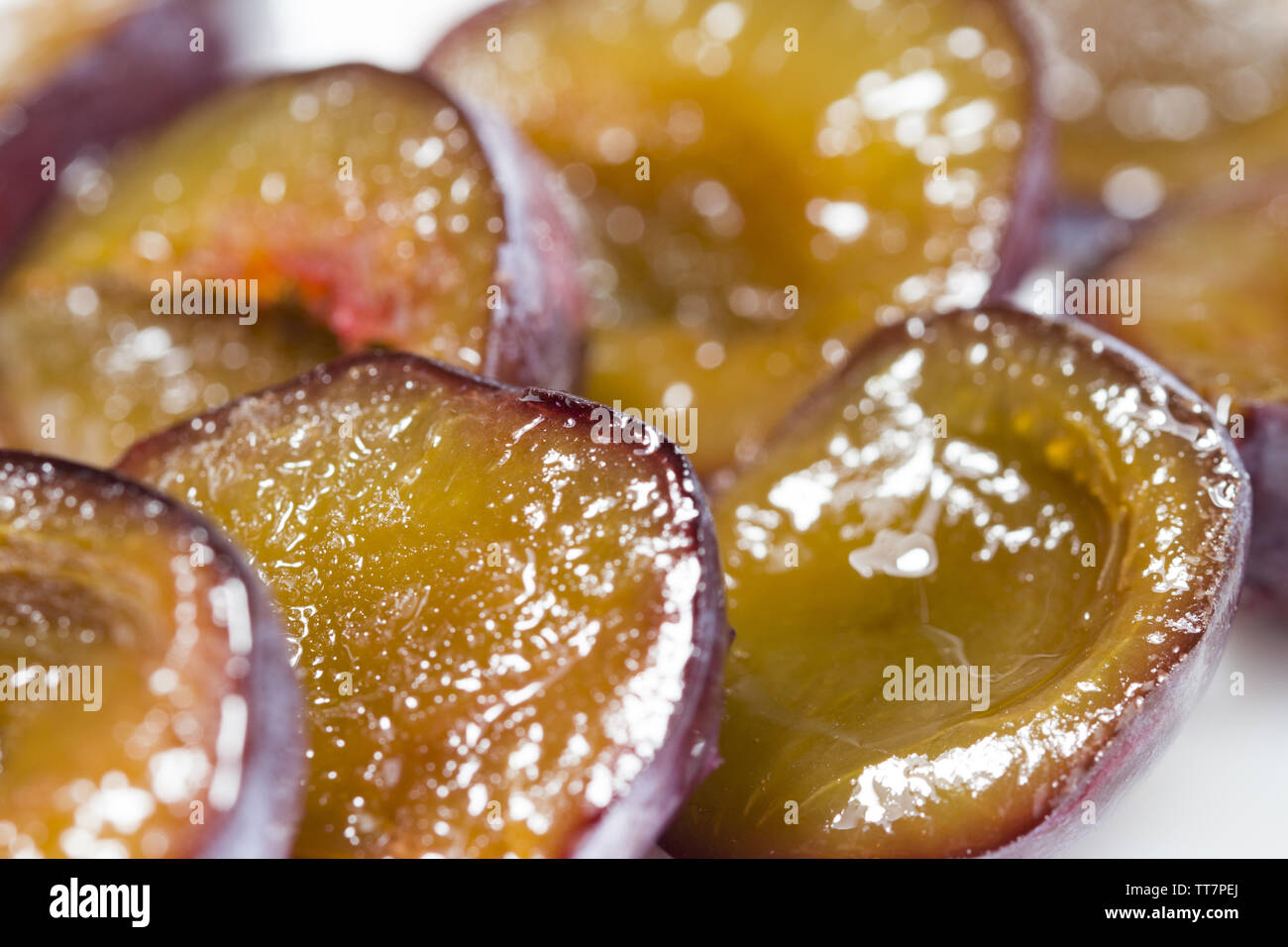 Makro Nahaufnahme von Scheibe saftig Lecker reife Pflaume. frische und gefrorene Beeren Konzept Stockfoto