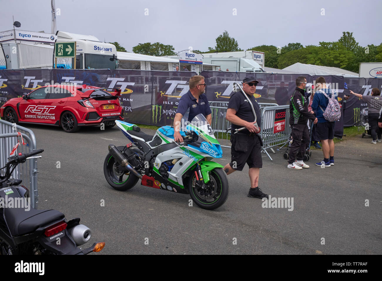 Mitglieder von Adrian Harrison's Team Rad zurück seine 1000 Kawasaki Fahrrad nach dem 2019 Senior TT Rennen Stockfoto