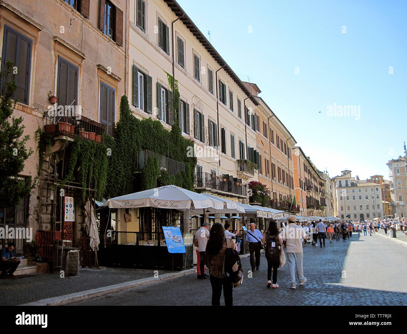 Touristen im Urlaub an der Piazza Novonna, Rom, Italien. Stockfoto