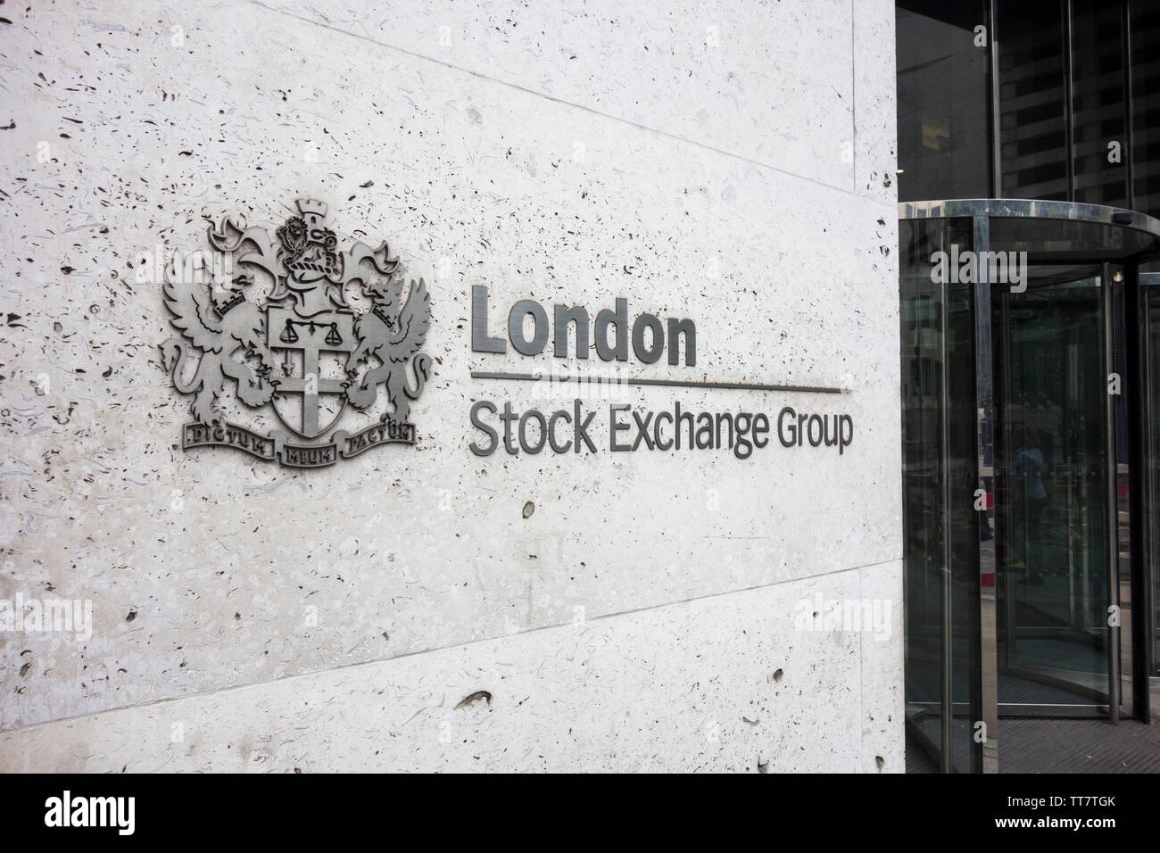 Signage außerhalb der London Stock Exchange Wappen - Mein Wort ist mein Bond (diktum Meum Pactum), außerhalb der LSE auf Paternoster Row, London, EC4, Großbritannien Stockfoto