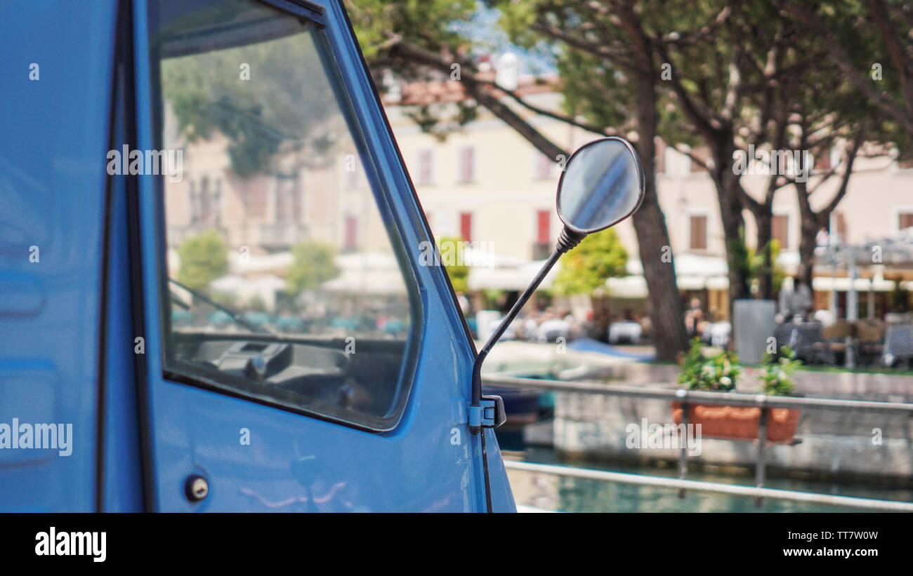 Nahaufnahme der Blauen ape Piaggio geparkt in Desenzano del Garda See in Italien Stockfoto